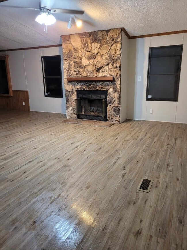 Building Photo - 573 Trails End