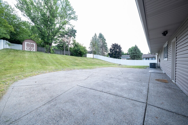 Building Photo - 13784 Fairlawn Ave