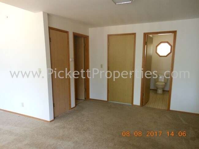 Building Photo - Large 3 Bedroom Home in Great Ridgetop Loc...