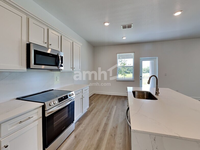 Building Photo - 37824 Dusty Saddle Ln