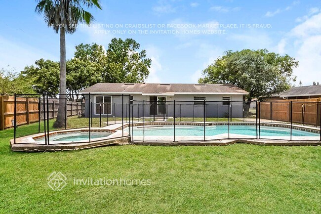 Building Photo - 204 N Alderwood St