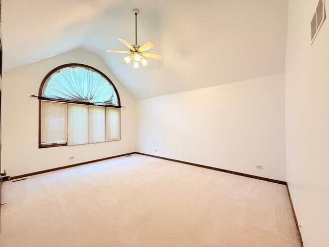 Building Photo - 2318 River Woods Dr