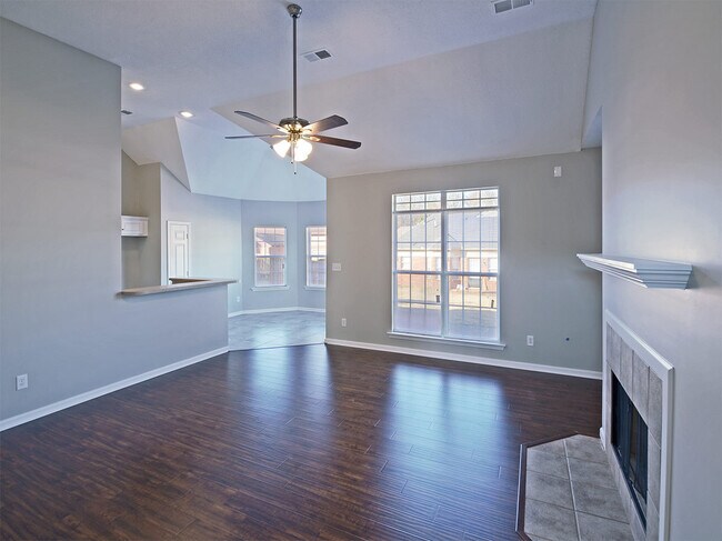 Building Photo - 3 bed, 2 bath with a Bonus room