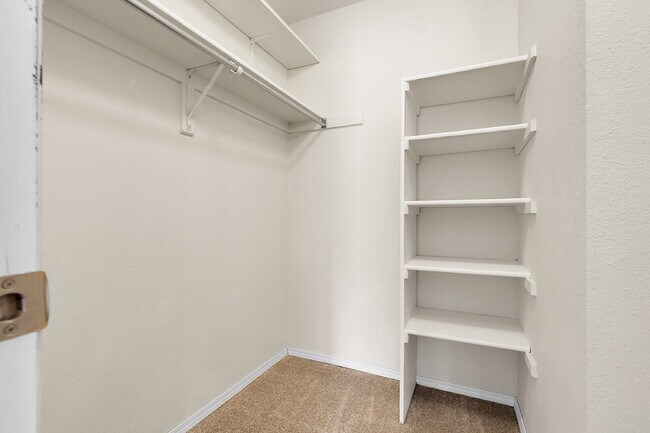 Building Photo - $2,600 - 3 Bed, 1.5 Bath Condo in Aurora w...