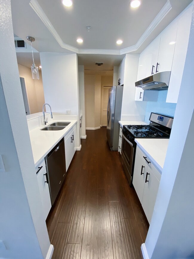 Building Photo - 3561 Clarington Ave