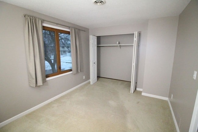 Building Photo - 3 bedroom in Bettendorf IA 52722