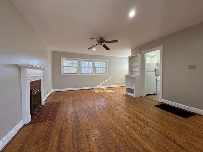 Building Photo - Coming Soon! Charming 1 BR House, 6 min from UK! New Flooring & Paint, Fenced Backyard, Pets Ok!