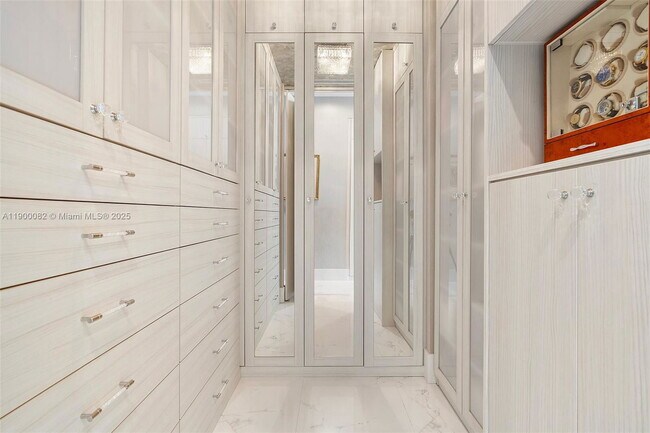 Building Photo - 700 NE 24th St