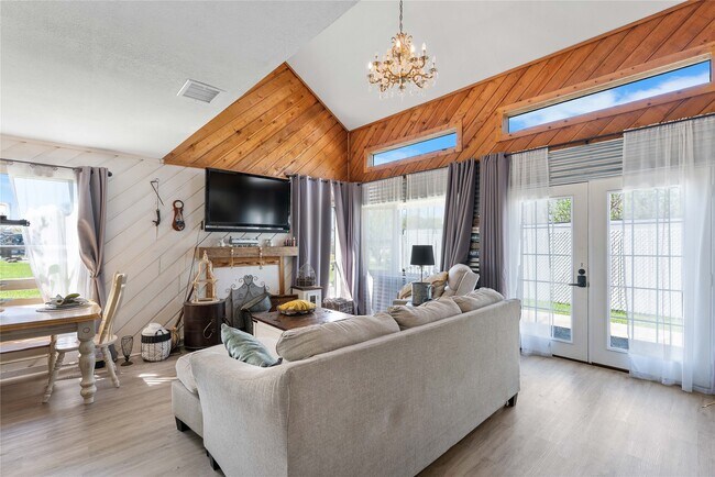 Building Photo - 10496 Summit Dr