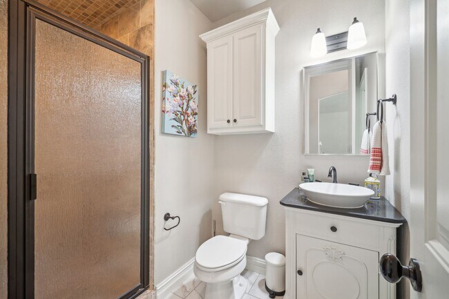 Building Photo - Stunning 5 bedroom 4.5 bath in Stonebrooke Glenn