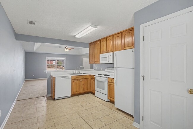 Building Photo - Now Available! 3 Bed 3 Bath Duplex