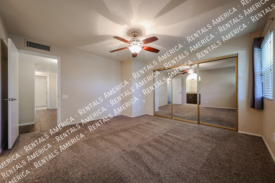 Building Photo - 4583 W Elgin St