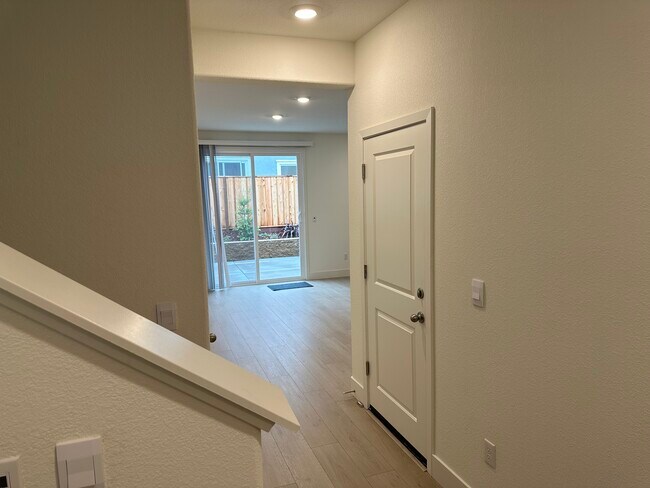 Building Photo - American Canyon