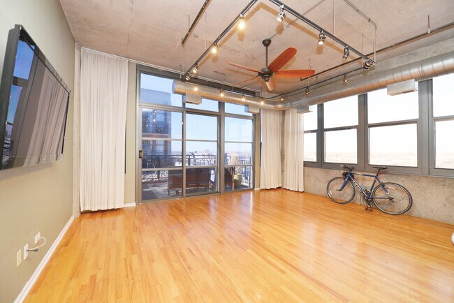 Building Photo - 900 N Kingsbury St