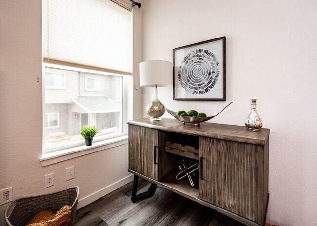 Building Photo - Fully Furnished 3 Bedroom 2.5 Bath Luxury Townhome by Garden of the Gods