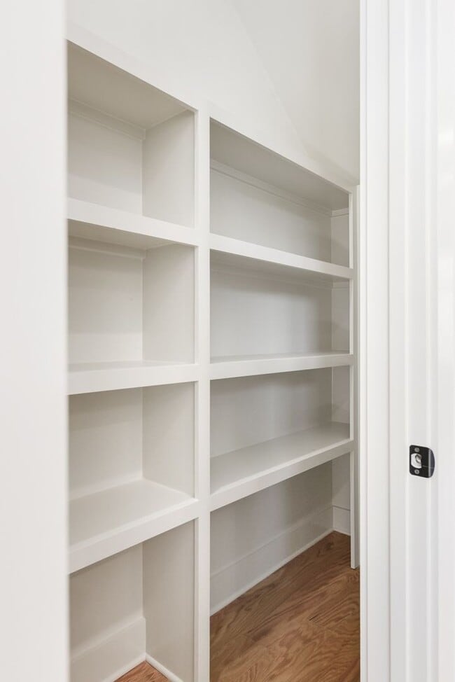 Building Photo - Stunning Salemtown Townhome!