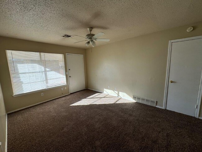 Building Photo - 3 bed, 1 1/2 bath, 1 car garage home in Mo...