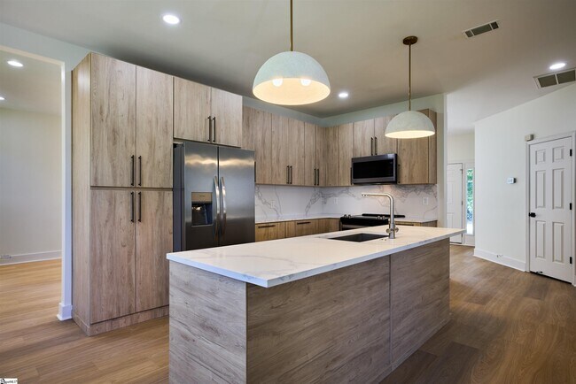 Building Photo - 307 Woodruff Lake Way
