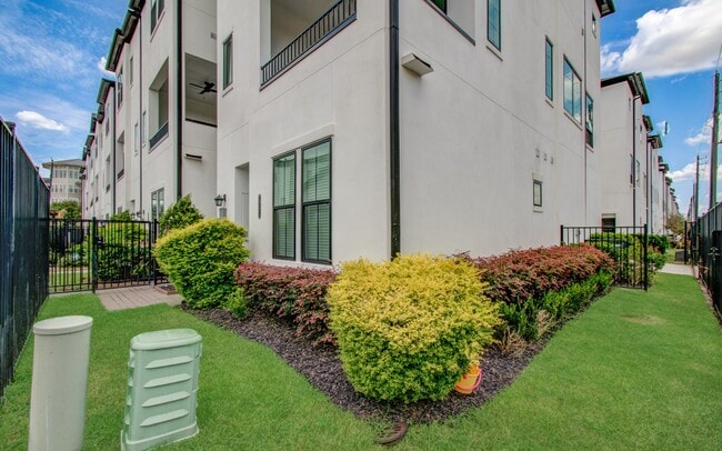 Building Photo - 2812 Grand Fountains Dr