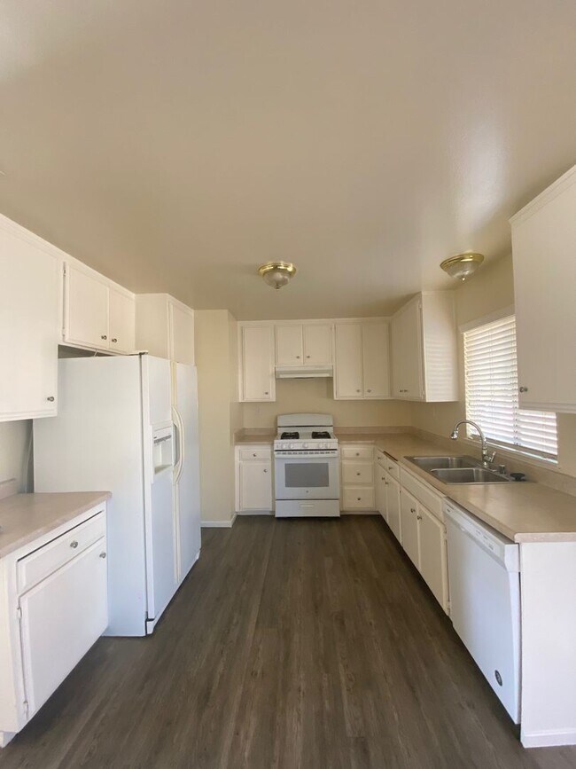Building Photo - Cozy Grand Terrace Home