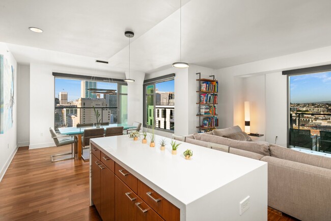 Building Photo - Luxurious 17th-Floor Renaissance Condo with Stunning City Views
