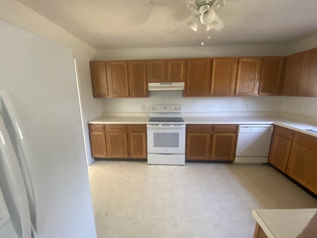 kitchen - 1464 Waynesboro Ln