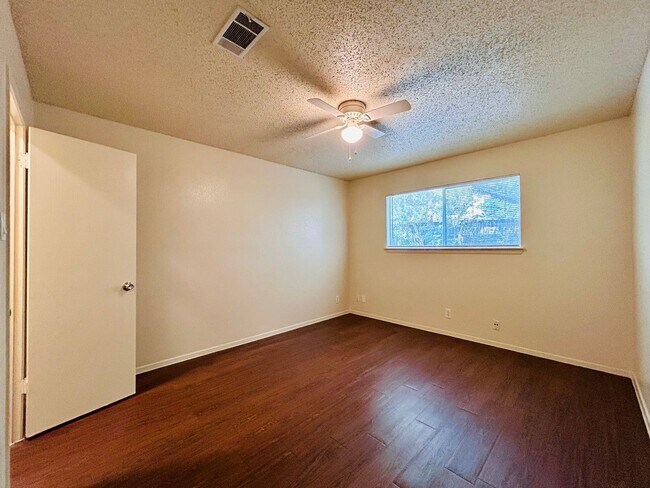 Building Photo - 8802 Pineridge Dr