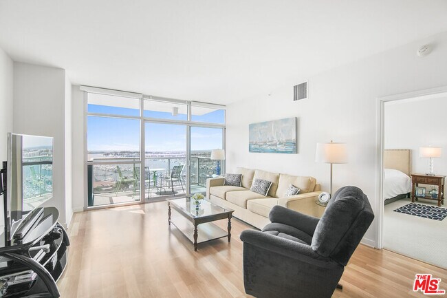 Building Photo - 13700 Marina Pointe Dr