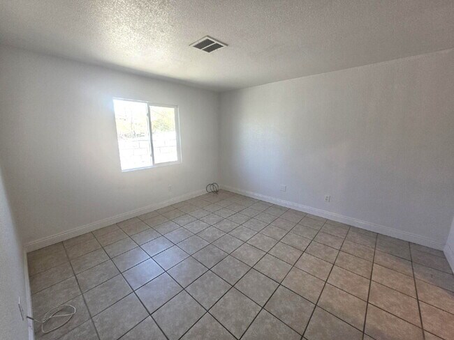 Building Photo - "Cozy 2-Bedroom Haven in North Las Vegas – 810 Sq Ft of Comfort on Harvard St!"