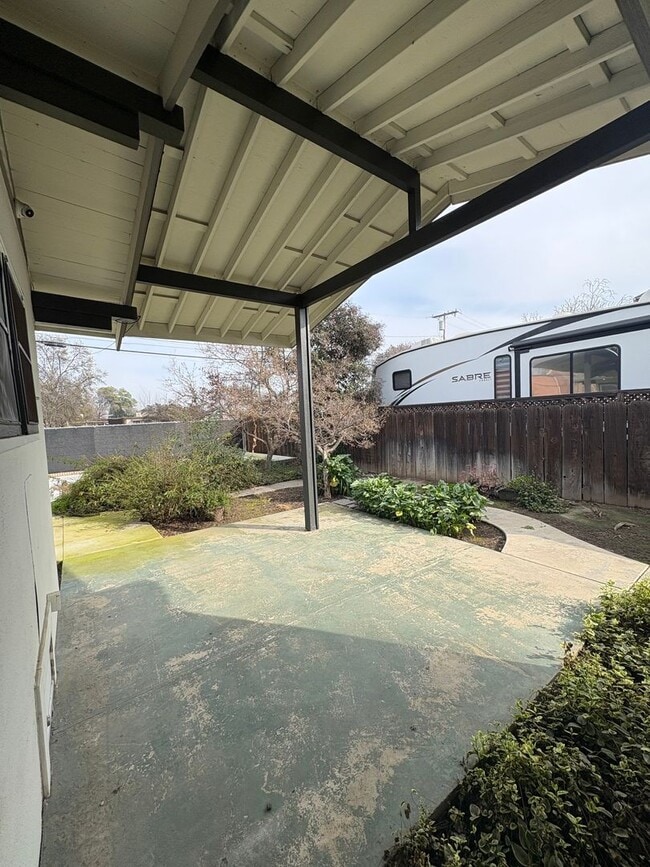 Building Photo - Classic vintage home walking distance to downtown Visalia!