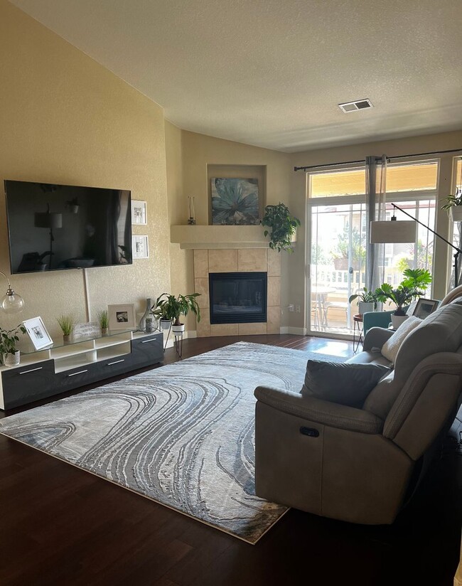 Building Photo - July 1st Move in! Top Floor 2 Bed / 2 Bath...