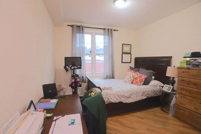 Building Photo - 915 Madison St