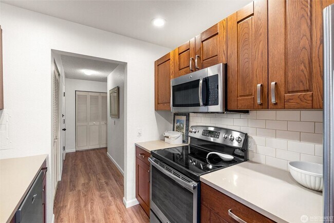 Building Photo - 2550 Thorndyke Ave W