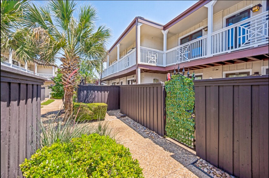 Building Photo - 5930 Sandhurst Ln