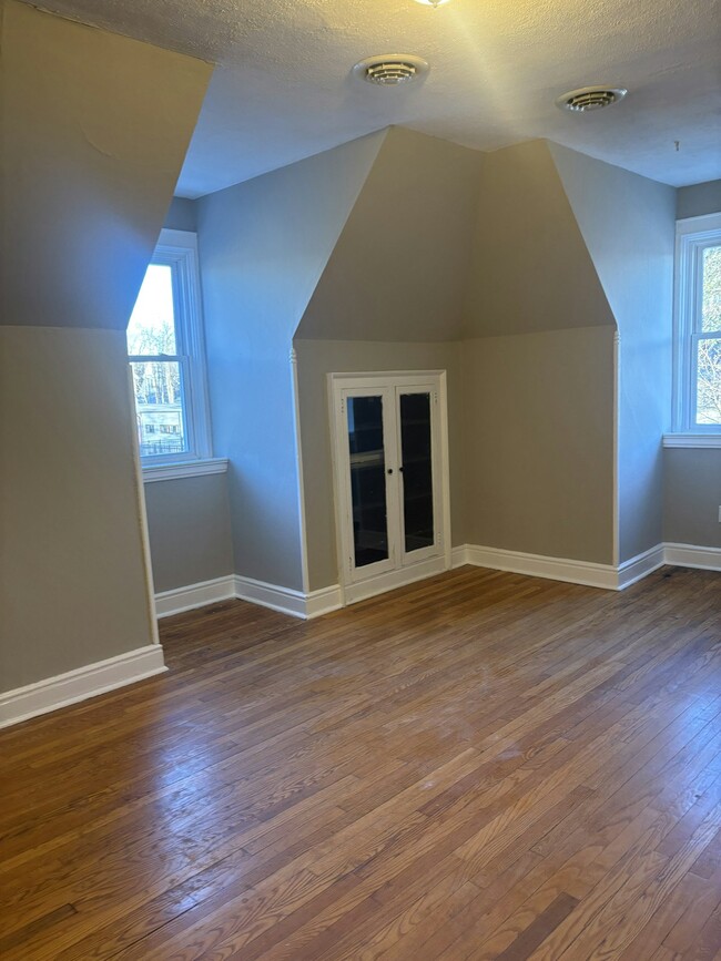 Building Photo - 509 Monroe Ave