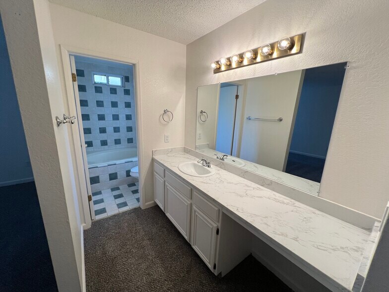 Building Photo - 945 Marietta Ct