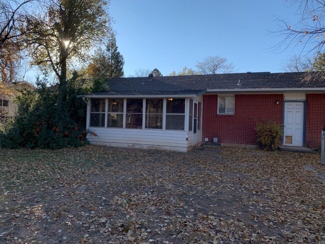 Building Photo - STUDENTS WELCOME! Spacious 5 Bed 2 Bath Ranch Home