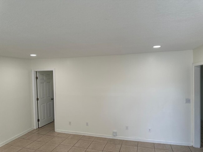 Building Photo - 1253 White Pine Dr