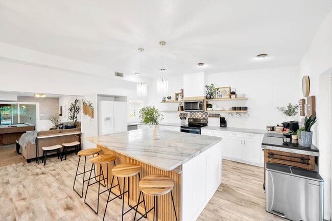 Building Photo - 10755 Clara Ln