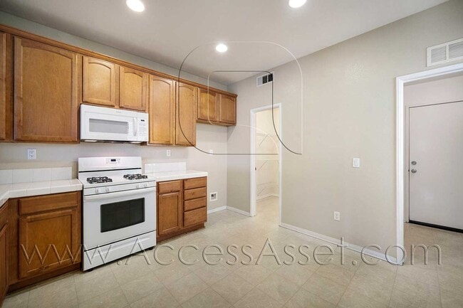 Building Photo - Beautiful 3 Bed / 2.5 Bath Townhouse In Vi...