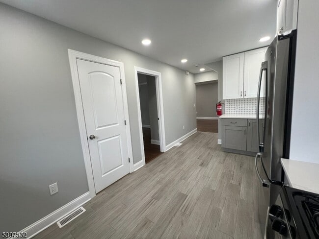 Building Photo - 20 Van Dyke Pl