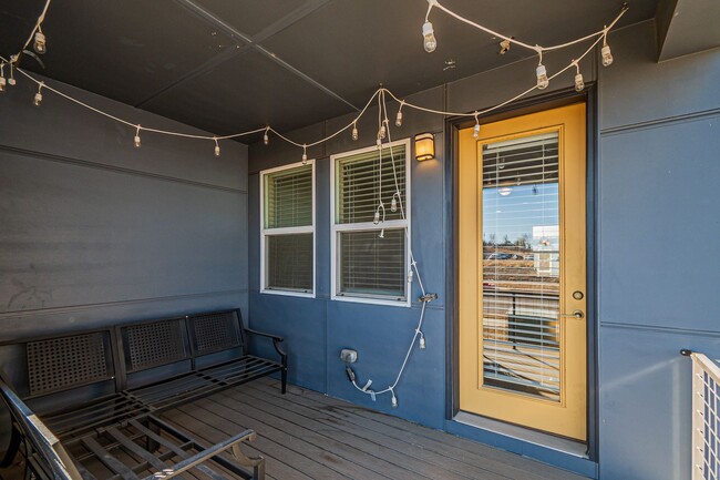 Building Photo - Modern 2BD, 2.5BA Broomfield Townhome with...