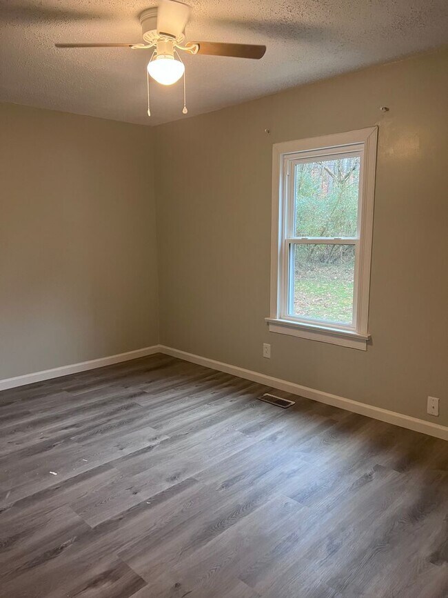 Building Photo - Spacious 3 Bedroom House in Rossville