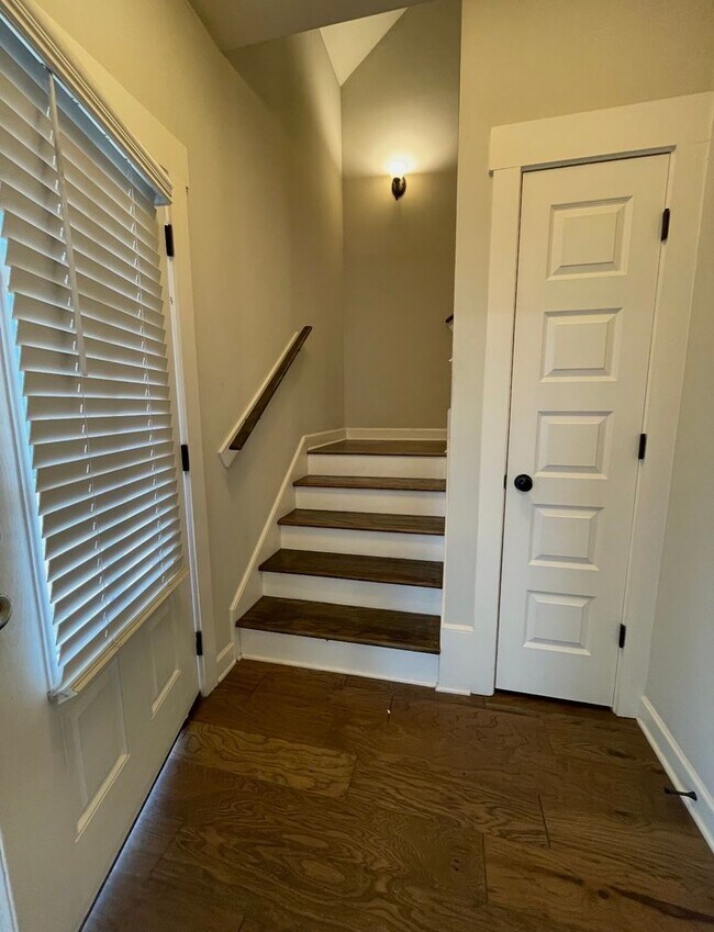 Building Photo - South Cherry Tree 509