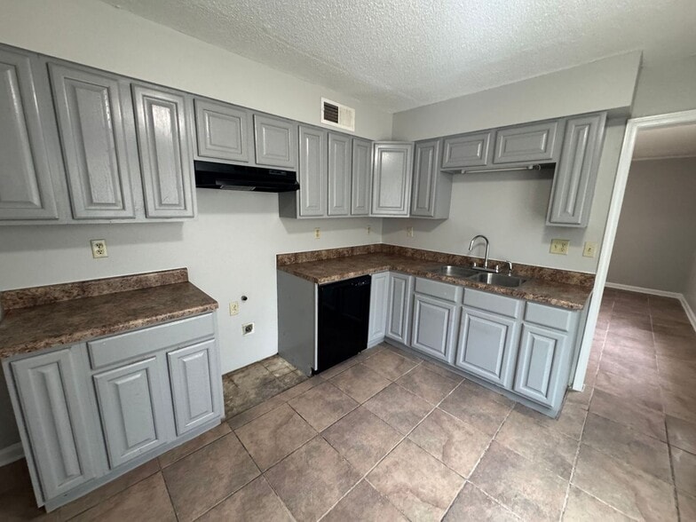 Building Photo - 1722 Northfield Dr