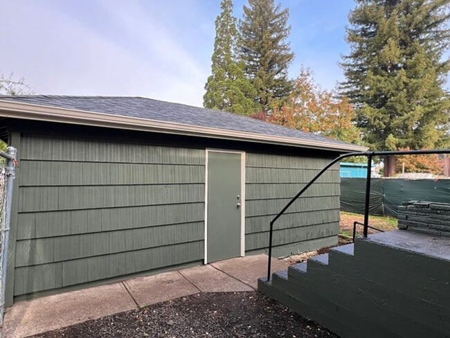 Building Photo - 2Bd/1Ba Single Story House w/ Basement - A...