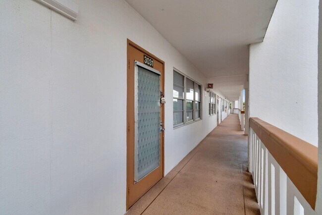 Building Photo - 3031 Cornwall B