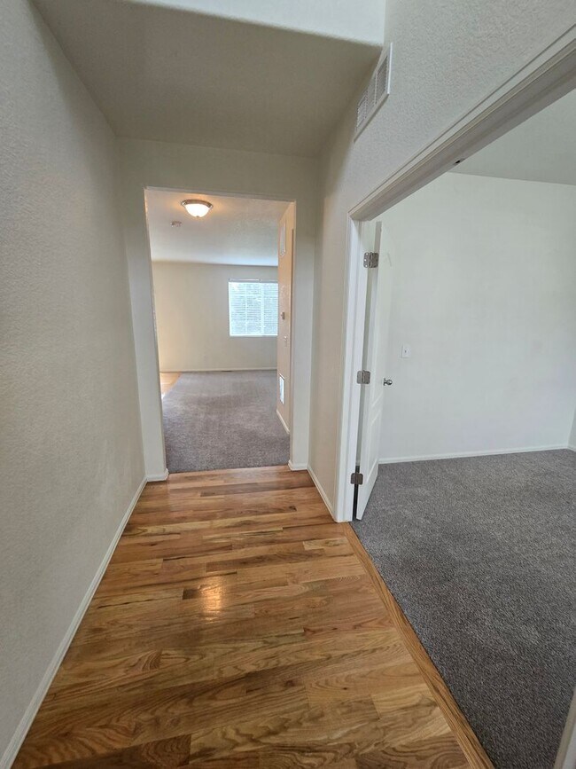 Building Photo - Beautiful 4-Bed, 3.5-Bath Home with Mounta...