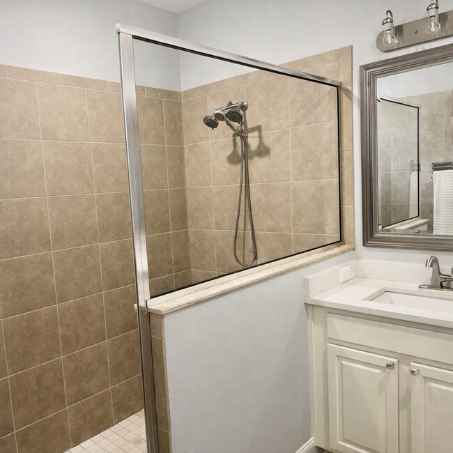 Building Photo - "Charming 2-Bedroom Brooksville Retreat with Stylish Granite Touches – 1983 Sq. Ft. of Comfort!" ...