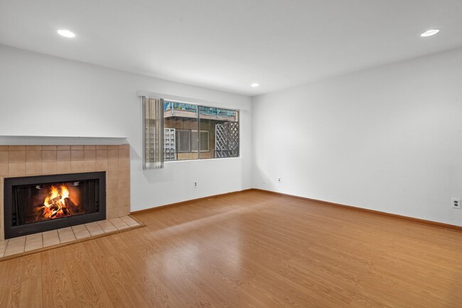 Building Photo - Stylish Pasadena Townhome: 2 Bedrooms, Upd...